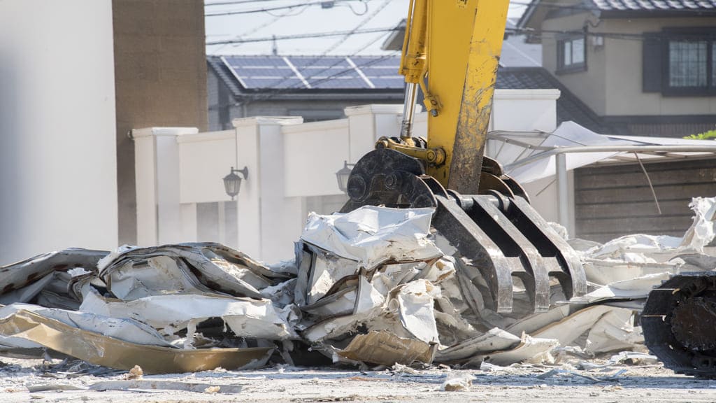 事故物件を取り壊して新築にしても告知義務は残る？費用・流れ・売却法を解説