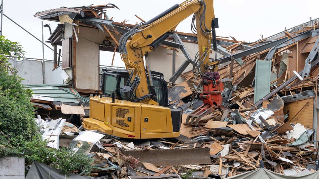 事故物件の建て替えは損？資産価値や告知義務の変動から判断のポイントを解説